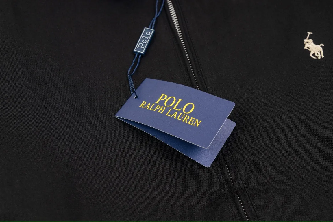 🅿️350 Ralph Lauren's new 24ss classic embroidered logo lapel executive zipper jacket for both men and women. 1️⃣Selected from high-quality original developed pure cotton fabric, with customized plaid lining inside, the overall wearing effect is very soft and comfortable. 2️⃣The workmanship details are perfectly controlled, with exquisite small logo embroidery on the chest, and the unique design style of splicing technology is used in the dropped shoulder position to highlight your personality! The version is simple but not simple! 3️⃣ Complete with tag accessories, unisex design, and a very versatile jacket for men and women!  Color: black, navy blue, khaki Size: S, M, L, XL